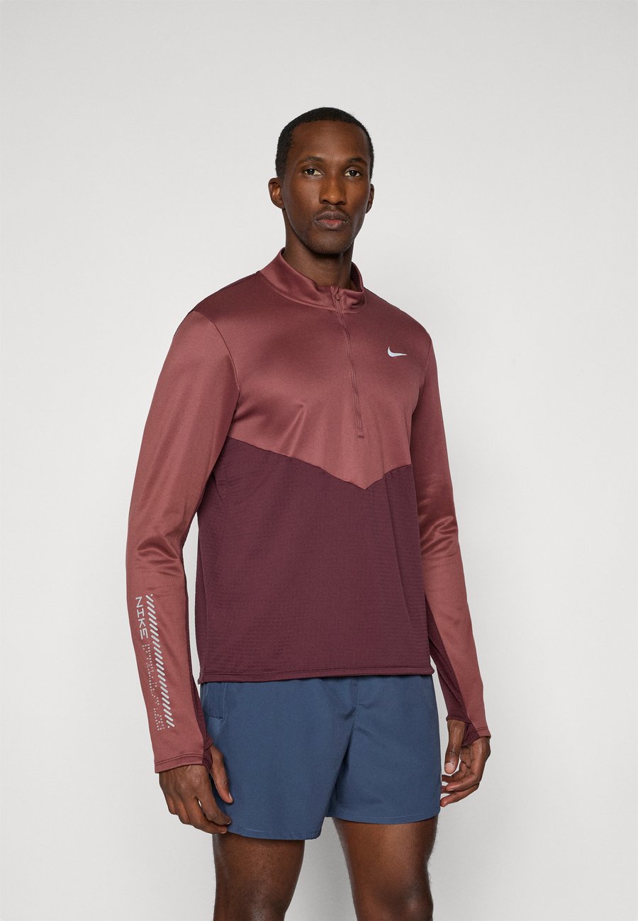Топ Nike Performance WINTERIZED PACER , Burgundy Crush/Red Sepia/Reflective Silver-Coloured/Dark Red
Топ Nike Performance WINTERIZED PACER , Burgundy Crush/Red Sepia/Reflective Silver-Coloured/Dark Red