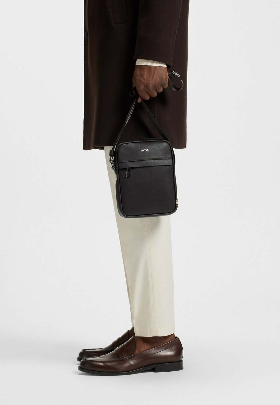 Сумка кросс-боди BOSS ZAIR ZIP, Dark Brown Three/Dark Brown
Сумка кросс-боди BOSS ZAIR ZIP, Dark Brown Three/Dark Brown