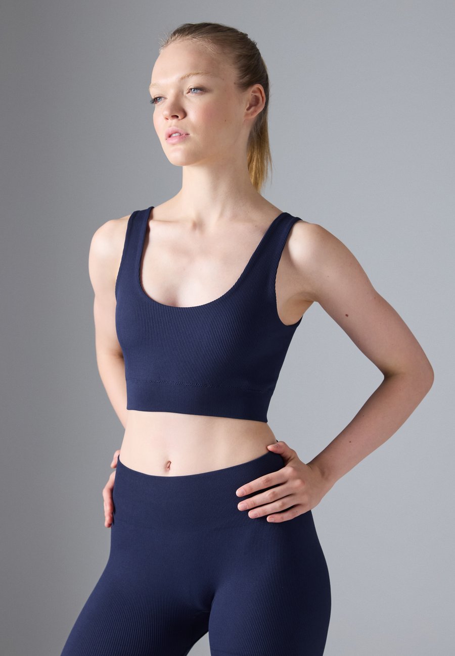 Бюстгальтер Even&Odd active MEDIUM SUPPORT SEAMLESS RIB SPORTS BRA, Dark Blue
Бюстгальтер Even&Odd active MEDIUM SUPPORT SEAMLESS RIB SPORTS BRA, Dark Blue