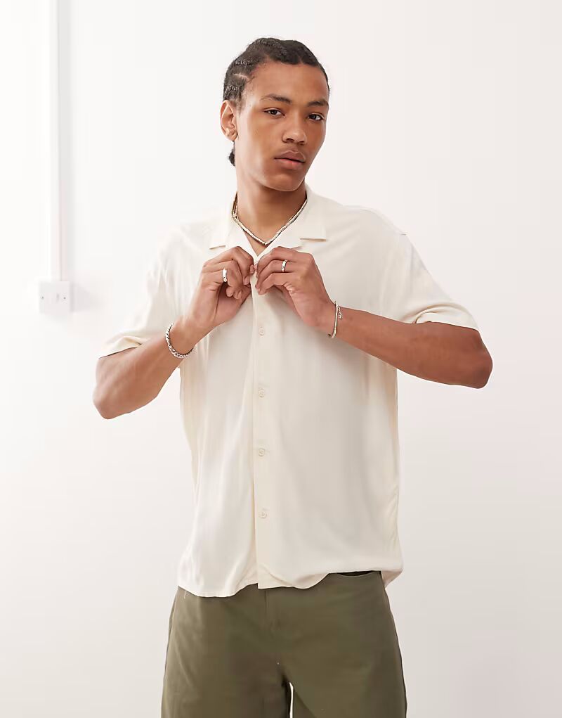 Рубашка свободного кроя Revere с короткими рукавами из вискозы цвета кремовый Reclaimed Vintage
Рубашка свободного кроя Revere с короткими рукавами из вискозы цвета кремовый Reclaimed Vintage