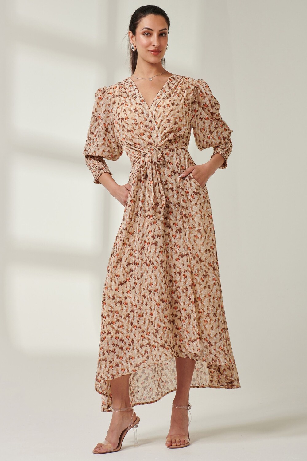 Платье макси с V образным вырезом, завязкой на талии и рукавами фонариками Jolie Moi, коричневый