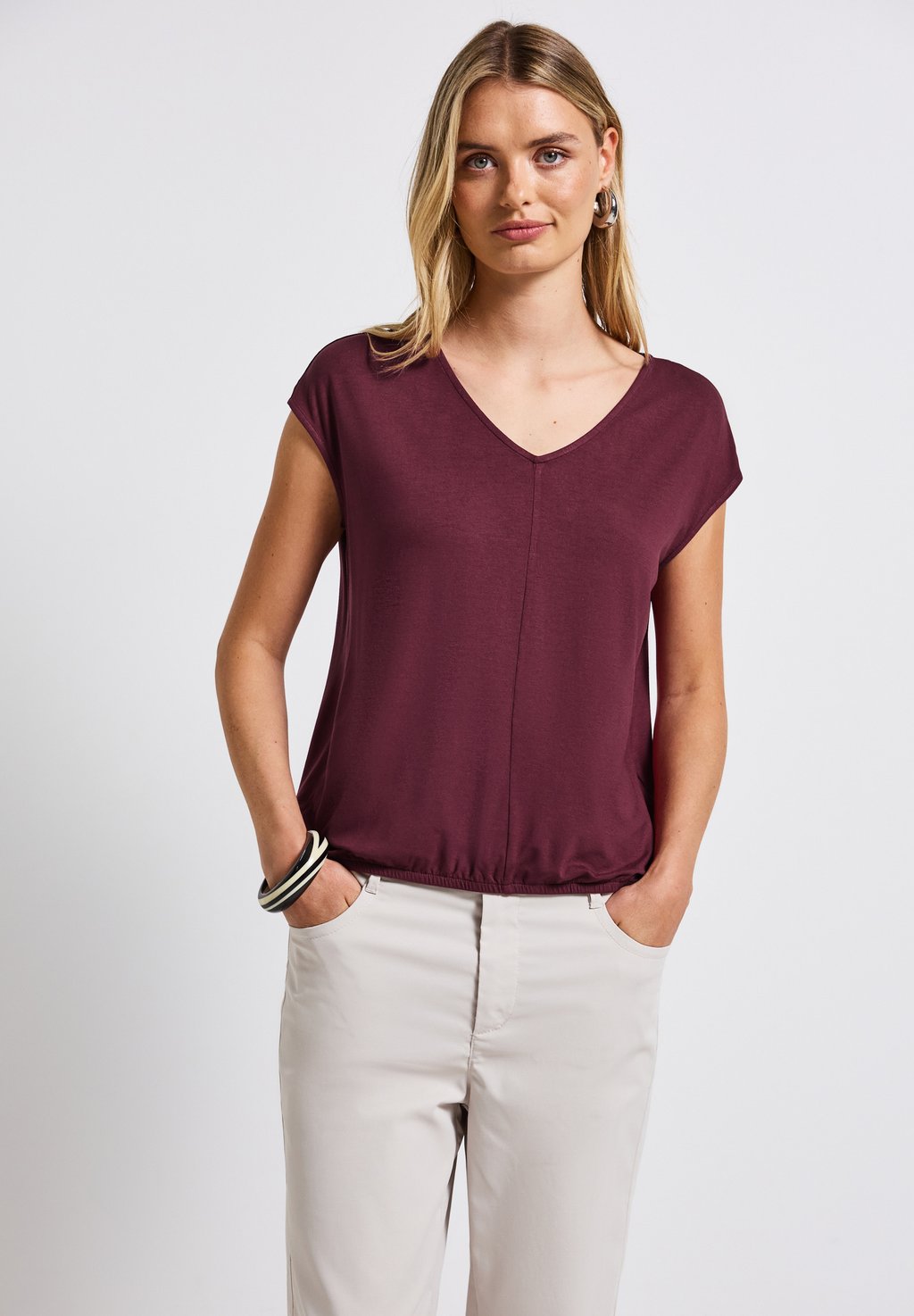 Базовая футболка V-NECK Street One, бургундия
Базовая футболка V-NECK Street One, бургундия