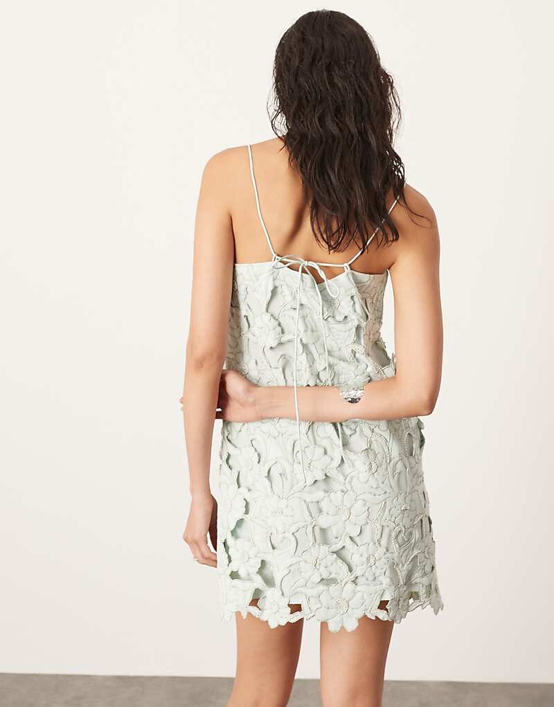 ASOS EDITION Светло-зеленое прямое мини-платье на бретелях с кружевными цветами
ASOS EDITION Светло-зеленое прямое мини-платье на бретелях с кружевными цветами