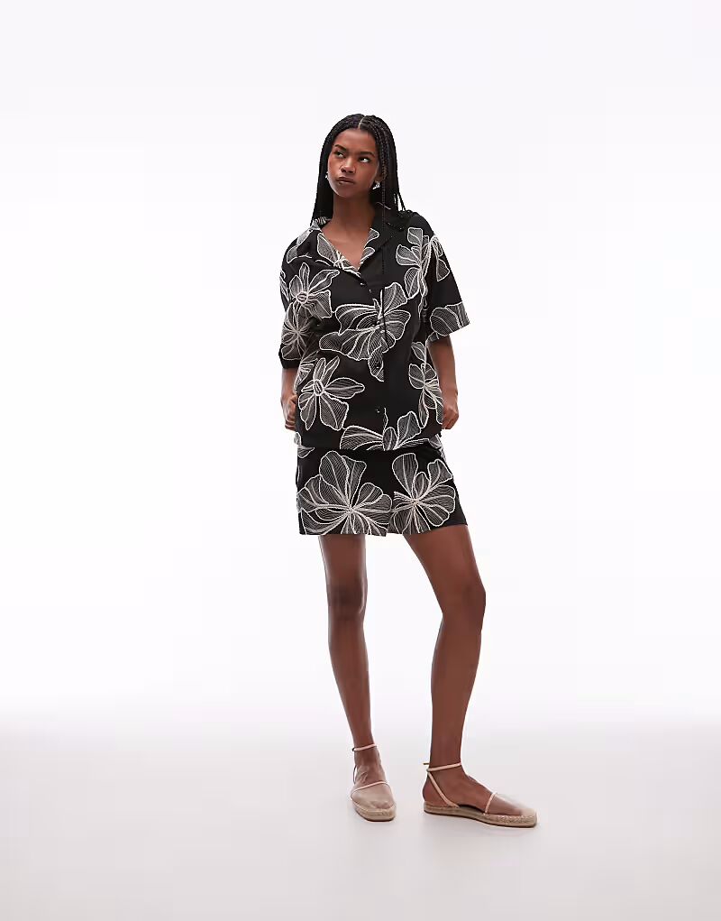 Шорты coord из льна с цветочным узором и стежками в монохромном исполнении Topshop
Шорты coord из льна с цветочным узором и стежками в монохромном исполнении Topshop