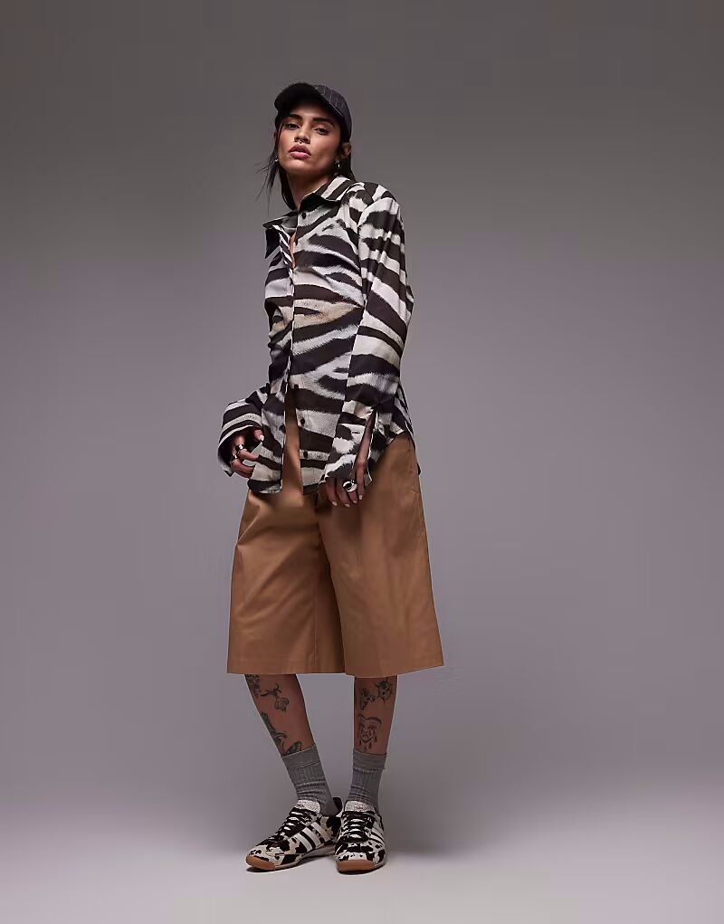 Рубашка ASOS DESIGN с подплечниками, завязками сзади и принтом зебры
Рубашка ASOS DESIGN с подплечниками, завязками сзади и принтом зебры