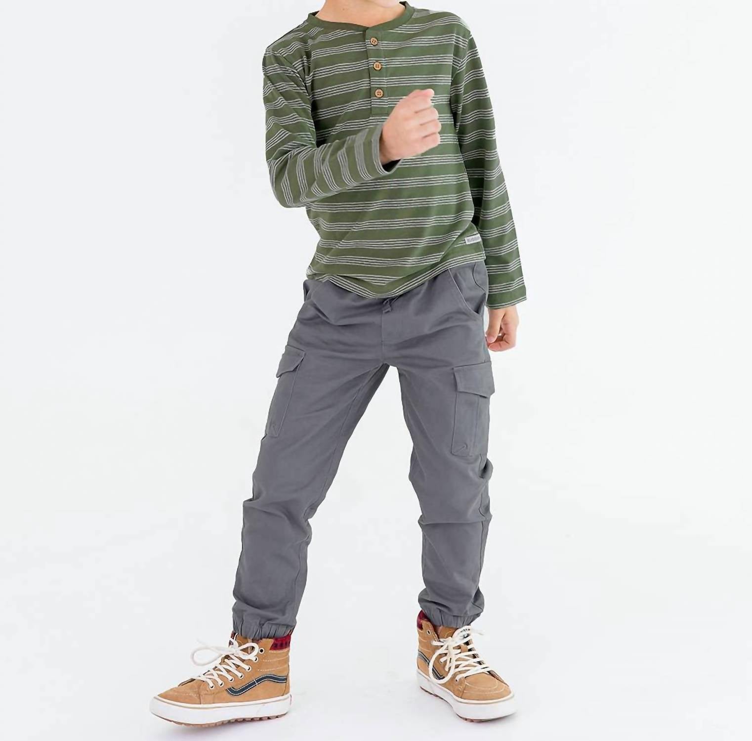 Спортивные брюки-карго для мальчиков серого цвета RuffleButts
Спортивные брюки-карго для мальчиков серого цвета RuffleButts