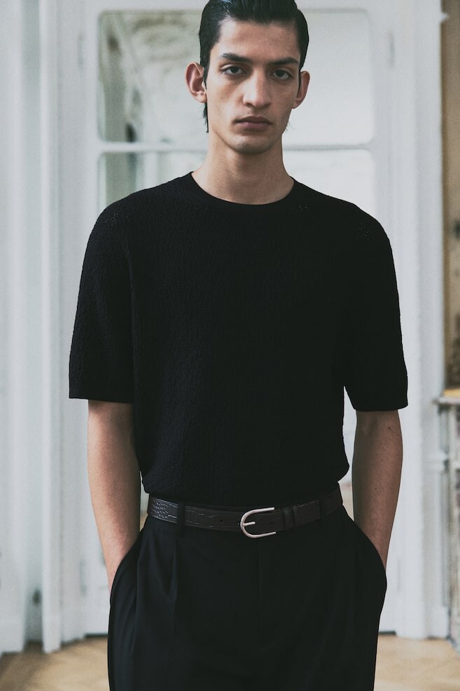 Футболка из структурированного трикотажа прямого кроя. H&M, черный
Футболка из структурированного трикотажа прямого кроя. H&M, черный