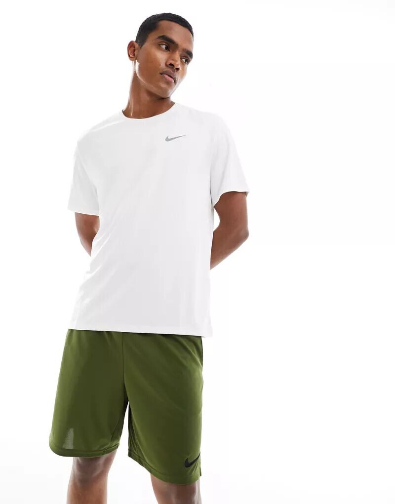 Белая футболка Nike Miler
Белая футболка Nike Miler