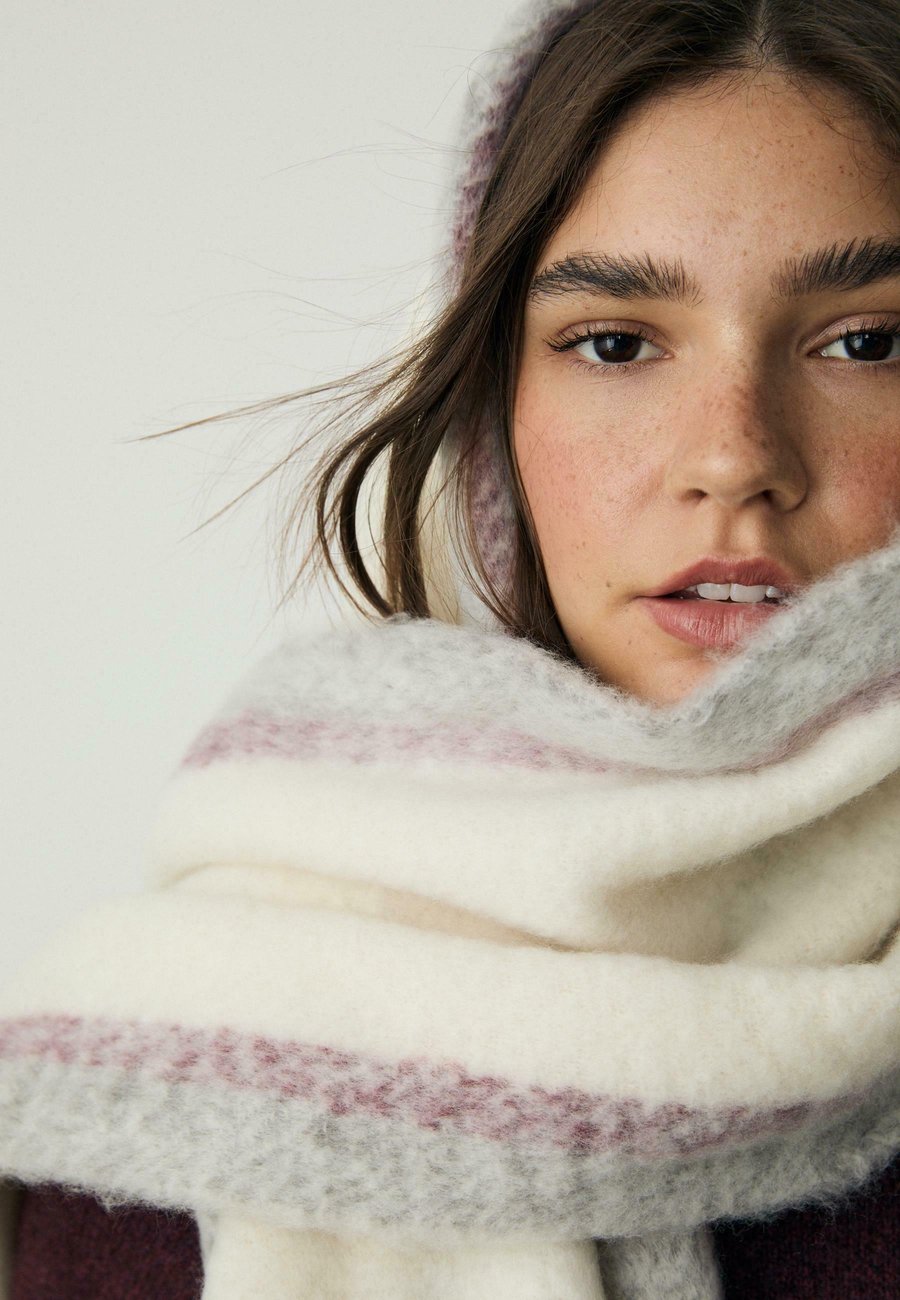 Шарф Stradivarius Scarf, White
Шарф Stradivarius Scarf, White