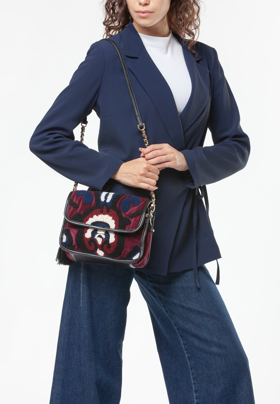 Сумка кросс-боди V73 Cross body bag, Bordeaux
Сумка кросс-боди V73 Cross body bag, Bordeaux