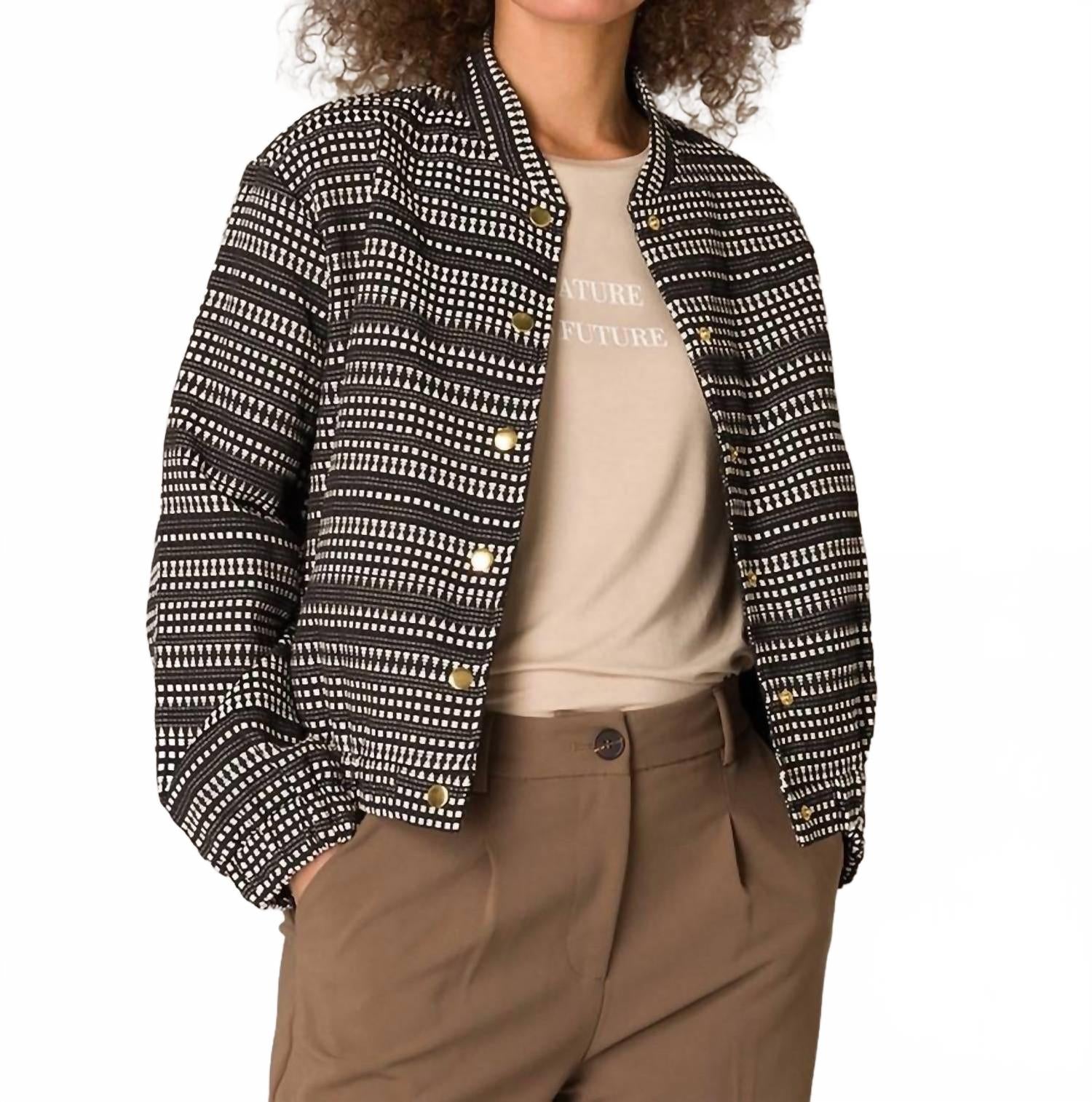 Бомбер-блейзер Geesje в черном и бежевом цветах Yest
Бомбер-блейзер Geesje в черном и бежевом цветах Yest