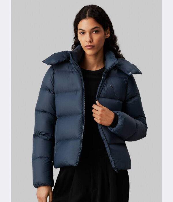 Пуховик женский Calvin Klein Jeans короткий, синий
Пуховик женский Calvin Klein Jeans короткий, синий