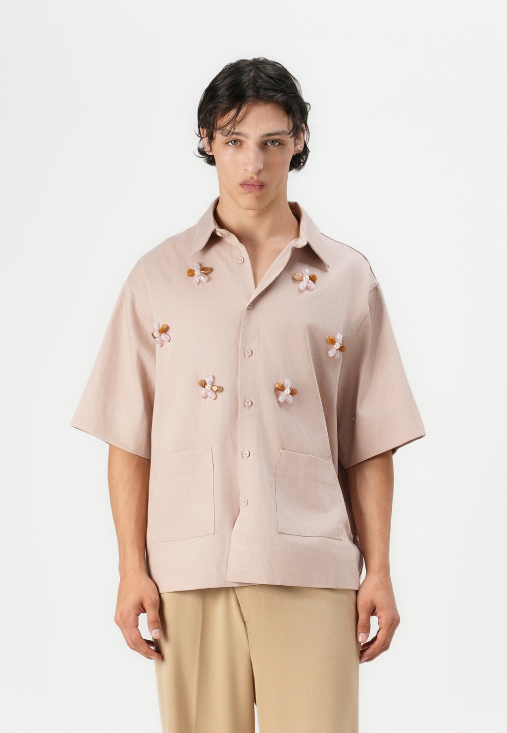 Рубашка GLEN BEADED BOXY SHIRT UNISEX - Button-down blouse Sister Jane, светло-розовый
Рубашка GLEN BEADED BOXY SHIRT UNISEX - Button-down blouse Sister Jane, светло-розовый