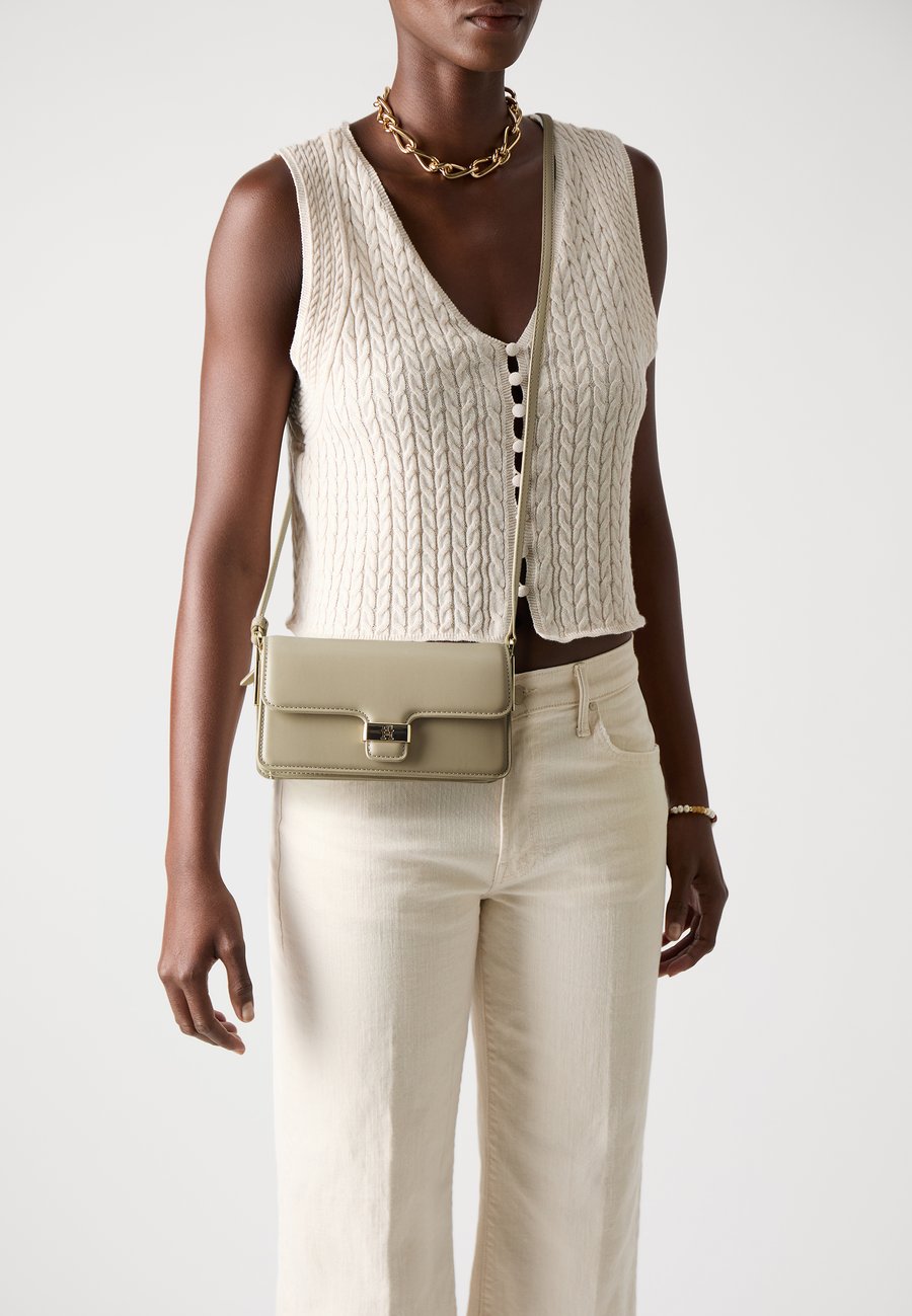 Сумка кросс-боди Tommy Hilfiger HERITAGE MINI CROSSOVER, Sandalwood/Beige
Сумка кросс-боди Tommy Hilfiger HERITAGE MINI CROSSOVER, Sandalwood/Beige