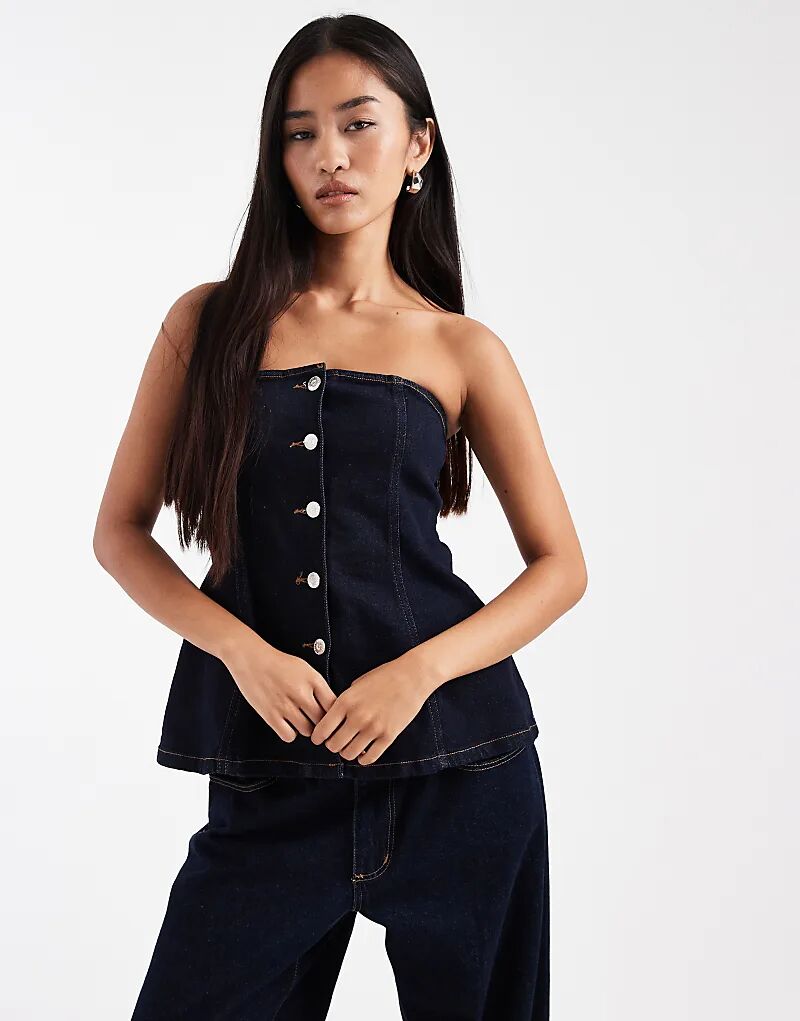 Джинсовый топ-бандо Miss Selfirdge на пуговицах цвета индиго
Джинсовый топ-бандо Miss Selfirdge на пуговицах цвета индиго