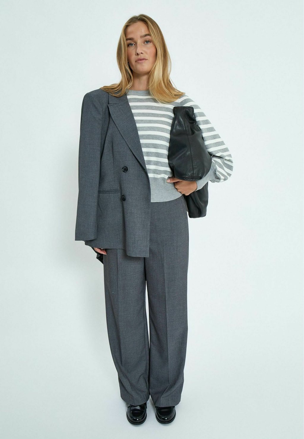 Свитер LIVA Minus, светло-серый
Свитер LIVA Minus, светло-серый