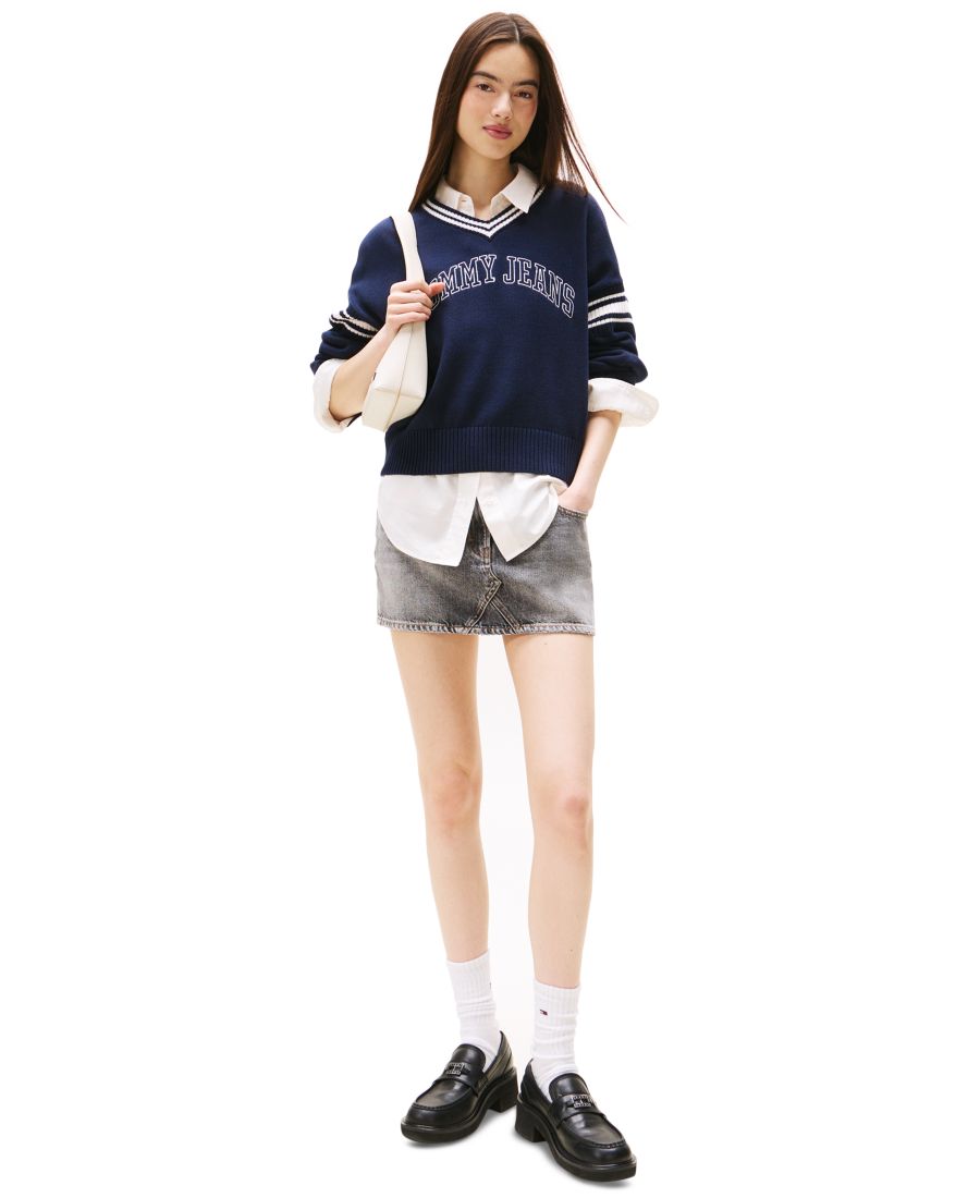 Женский хлопковый свитер с V-образным вырезом в университетском стиле Tommy Jeans, Dark Night Navy
Женский хлопковый свитер с V-образным вырезом в университетском стиле Tommy Jeans, Dark Night Navy