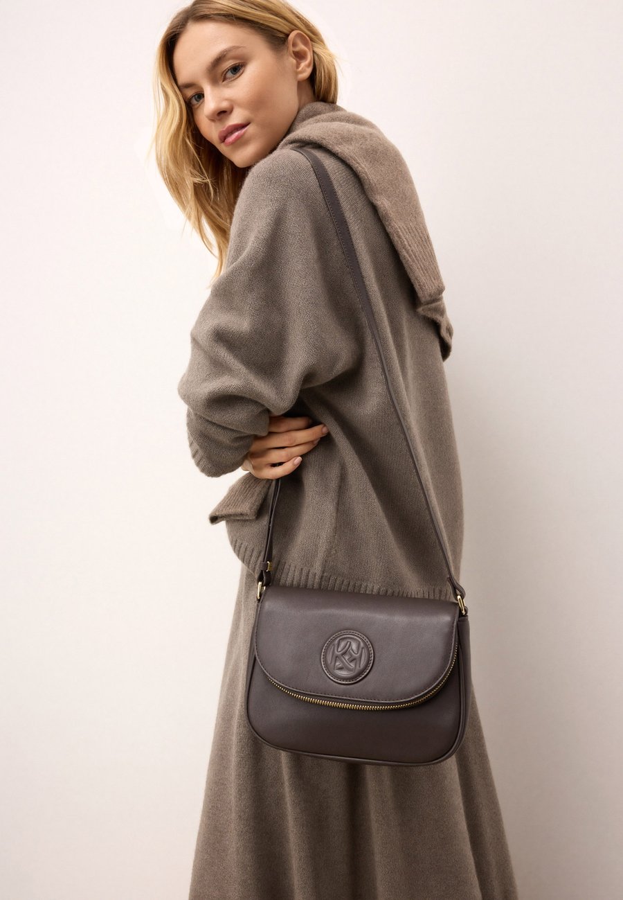 Сумка кросс-боди Kazar BALBINA, Brown
Сумка кросс-боди Kazar BALBINA, Brown