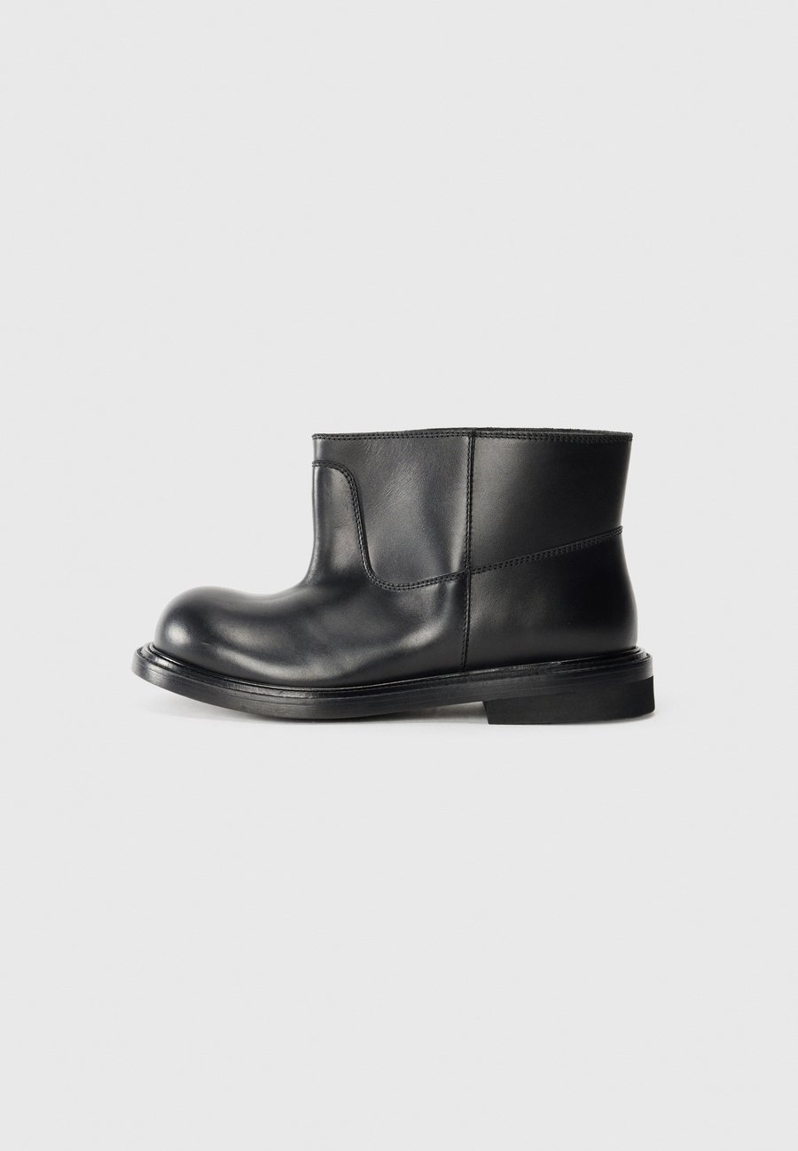 Ботинки MOSCHINO Classic ankle boots, Nero/Black
Ботинки MOSCHINO Classic ankle boots, Nero/Black