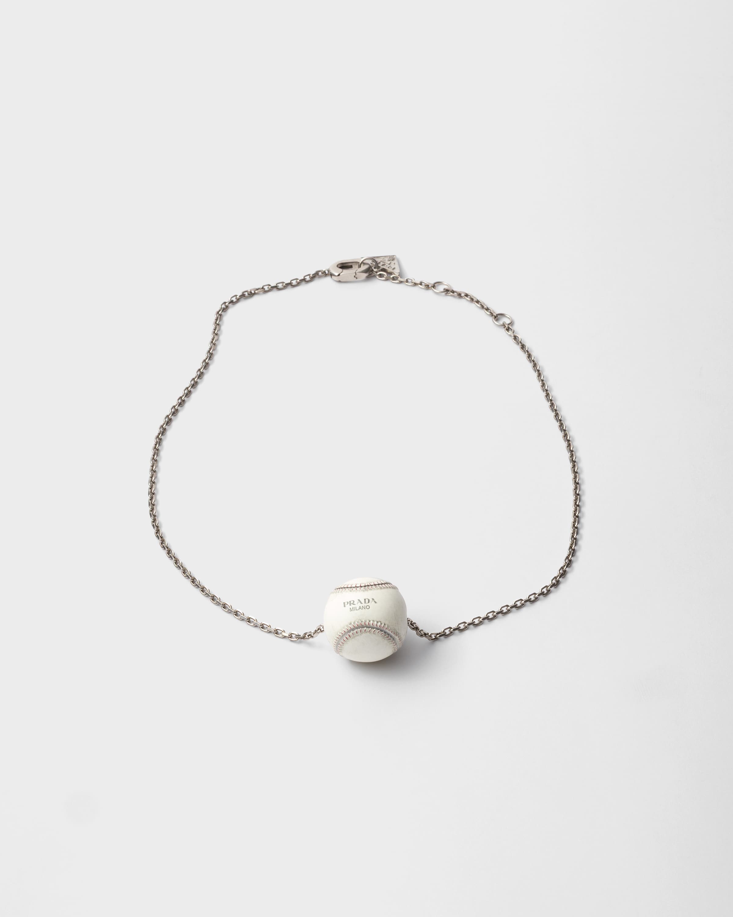 Металлическое бейсбольное ожерелье Prada, светло-серый/слоновая кость
Металлическое бейсбольное ожерелье Prada, светло-серый/слоновая кость