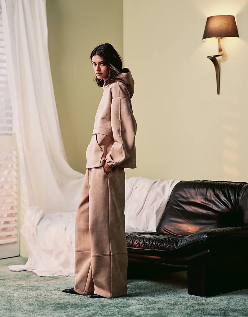 Широкие брюки ASOS DESIGN из блестящей ткани «скуба» бежевого цвета
Широкие брюки ASOS DESIGN из блестящей ткани «скуба» бежевого цвета