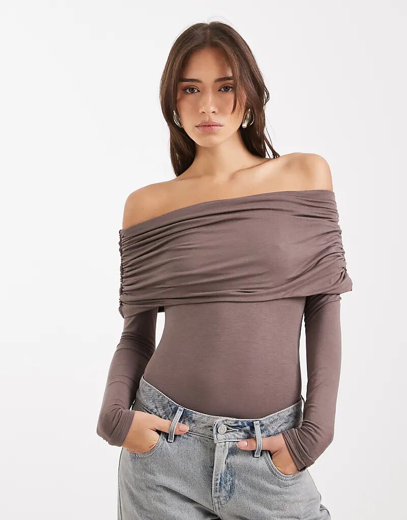 Асимметричное боди Miss Selfridge с вырезом «бардо» в цвете «гриб»
Асимметричное боди Miss Selfridge с вырезом «бардо» в цвете «гриб»