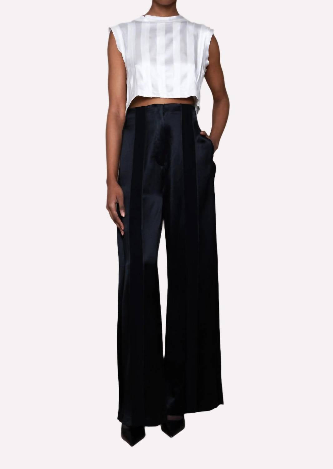 Топ кроп в белом NONCHALANTLABEL
Топ кроп в белом NONCHALANTLABEL