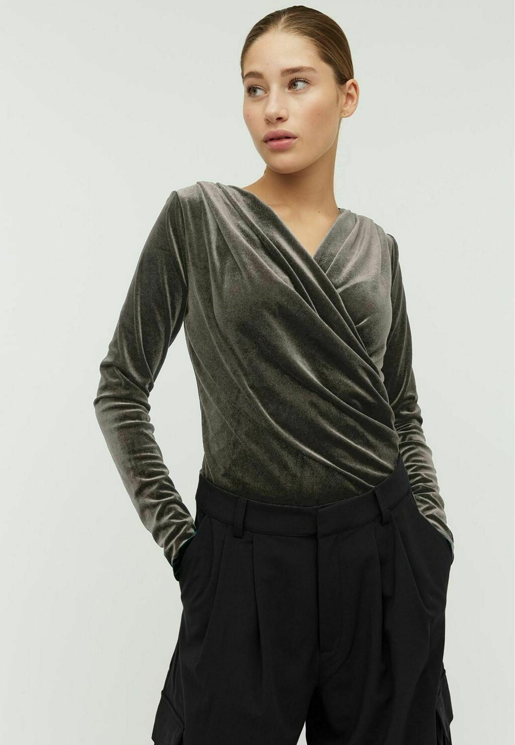 Блуза LIONE mbyM, серый
Блуза LIONE mbyM, серый