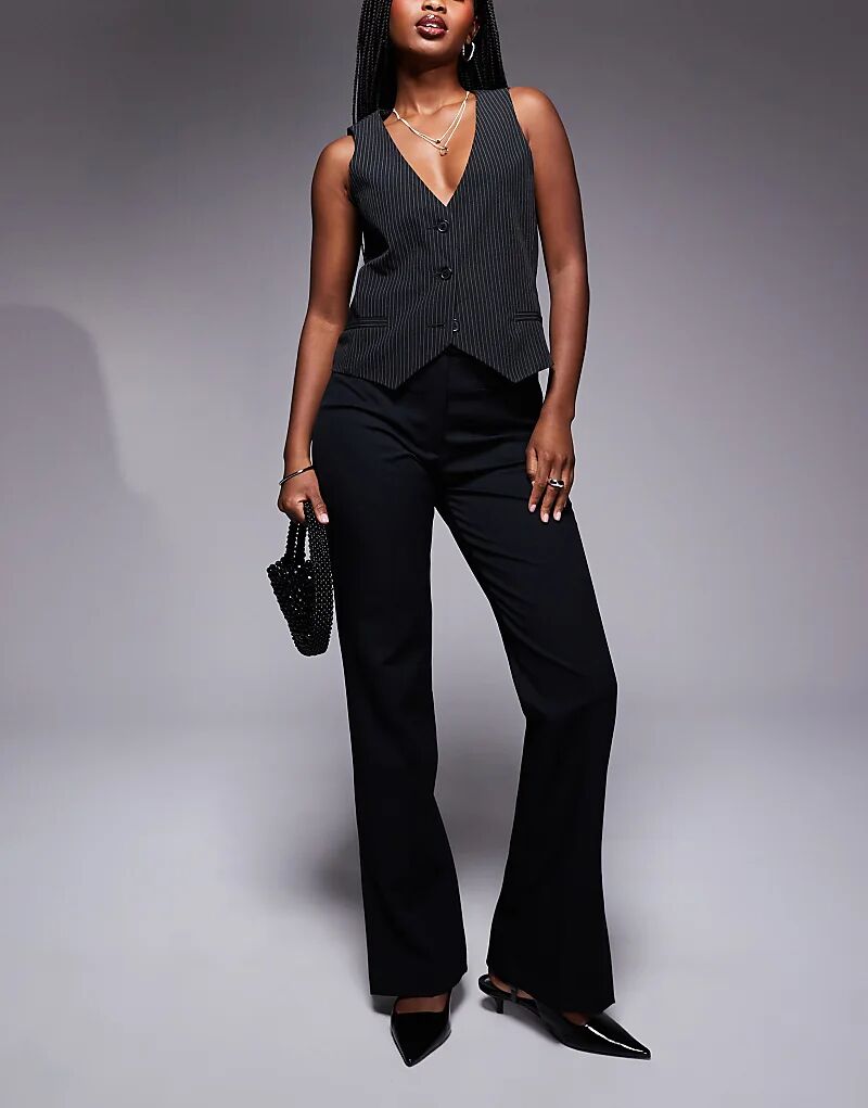 Брюки строгого покроя с разрезом по низу черного цвета River Island
Брюки строгого покроя с разрезом по низу черного цвета River Island