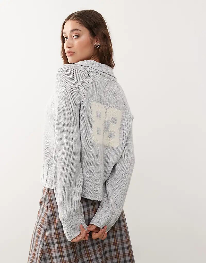 COLLUSION трикотажный реглан на молнии с декоративным номером в сером цвете
COLLUSION трикотажный реглан на молнии с декоративным номером в сером цвете