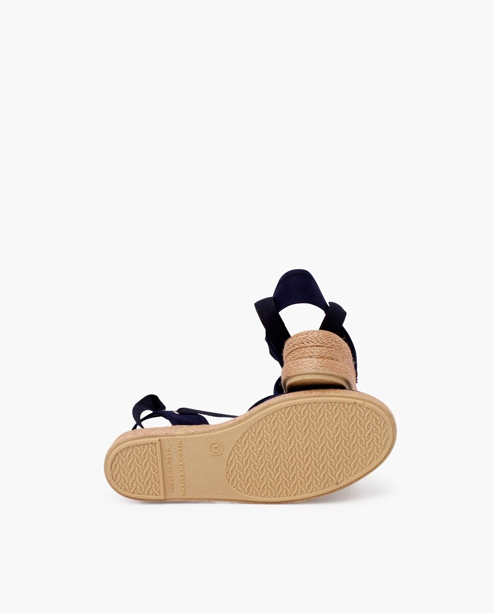 Эспадрильи для девочки с танкеткой и лентами пике Pisamonas, темно-синий
Эспадрильи для девочки с танкеткой и лентами пике Pisamonas, темно-синий