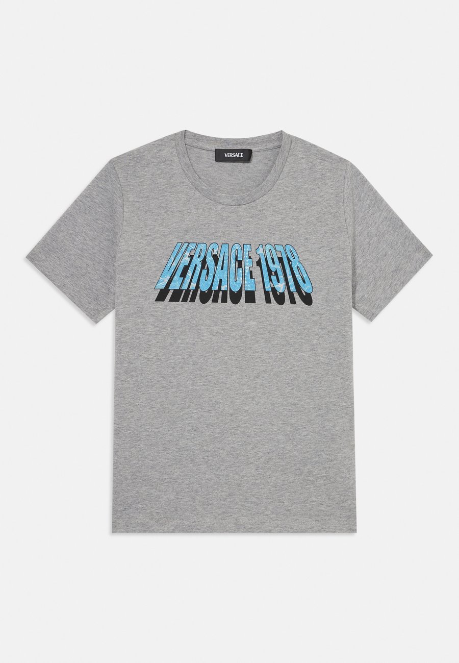 Футболка Versace POOL PRINT UNISEX, Grey/Powder Blue/Nero/Grey, Серый, Футболка Versace POOL PRINT UNISEX, Grey/Powder Blue/Nero/Grey
Футболка Versace POOL PRINT UNISEX, Grey/Powder Blue/Nero/Grey, Серый, Футболка Versace POOL PRINT UNISEX, Grey/Powder Blue/Nero/Grey