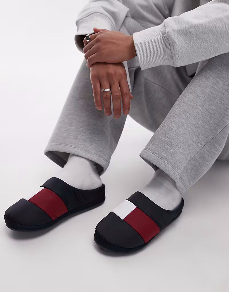 Нейлоновые тапочки с флагом от Tommy Hilfiger темно-синего цвета
Нейлоновые тапочки с флагом от Tommy Hilfiger темно-синего цвета