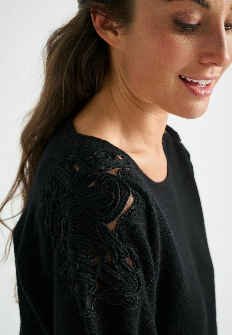 Джемпер Marie Méro PULLOVER MIT RUNDHALSAUSSCHNITT UND EREI AUF DEN SCHULTERN, Zwart/Black
Джемпер Marie Méro PULLOVER MIT RUNDHALSAUSSCHNITT UND EREI AUF DEN SCHULTERN, Zwart/Black