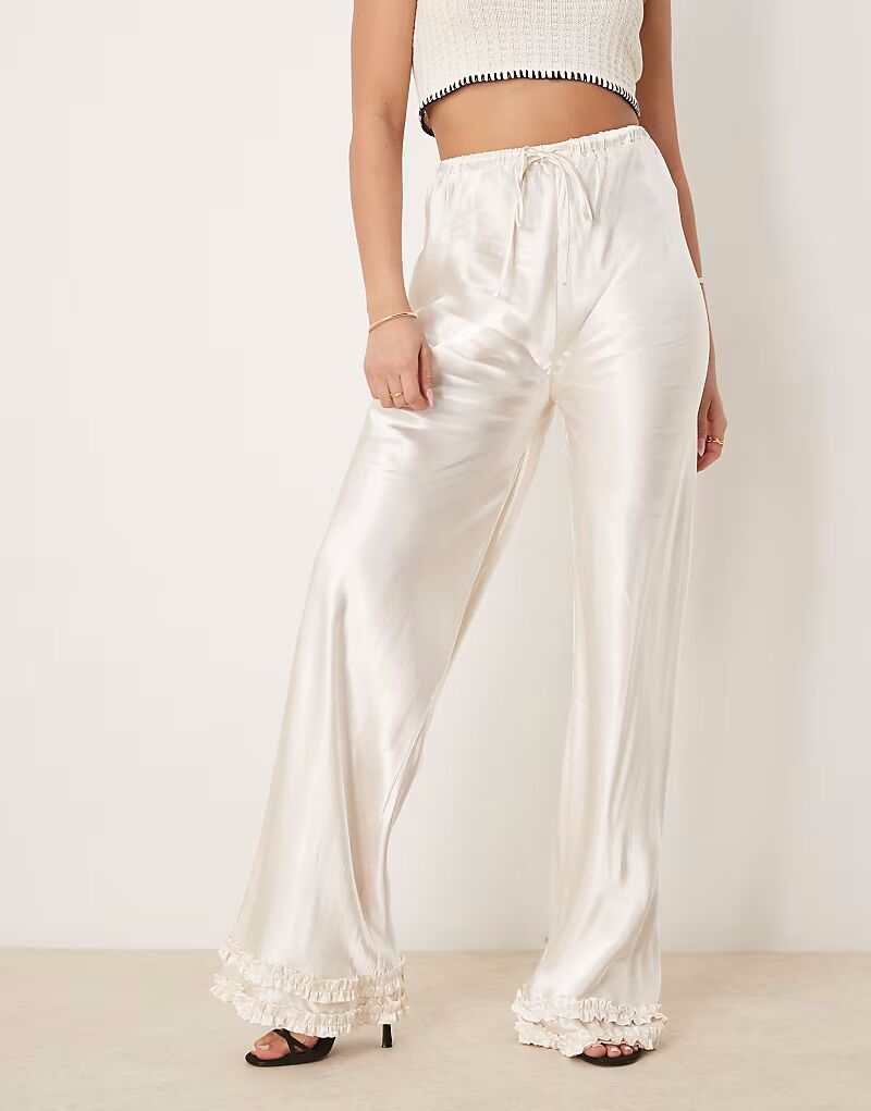 Атласные брюки VRG GRL citara с отделкой по низу белого цвета
Атласные брюки VRG GRL citara с отделкой по низу белого цвета