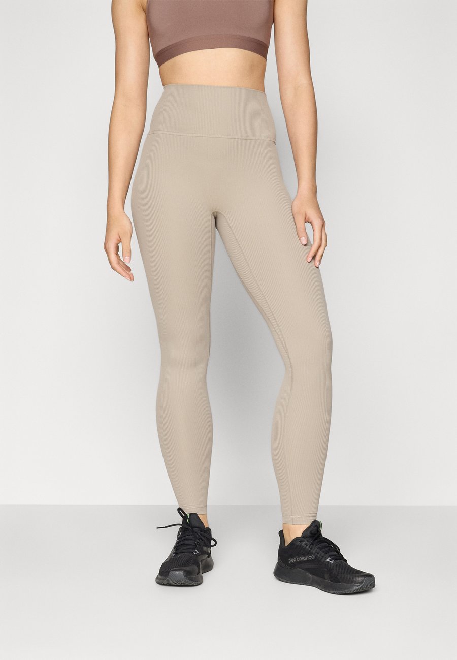 Леггинсы New Balance HIGH RISE LEGGING, Arid Stone/Beige
Леггинсы New Balance HIGH RISE LEGGING, Arid Stone/Beige