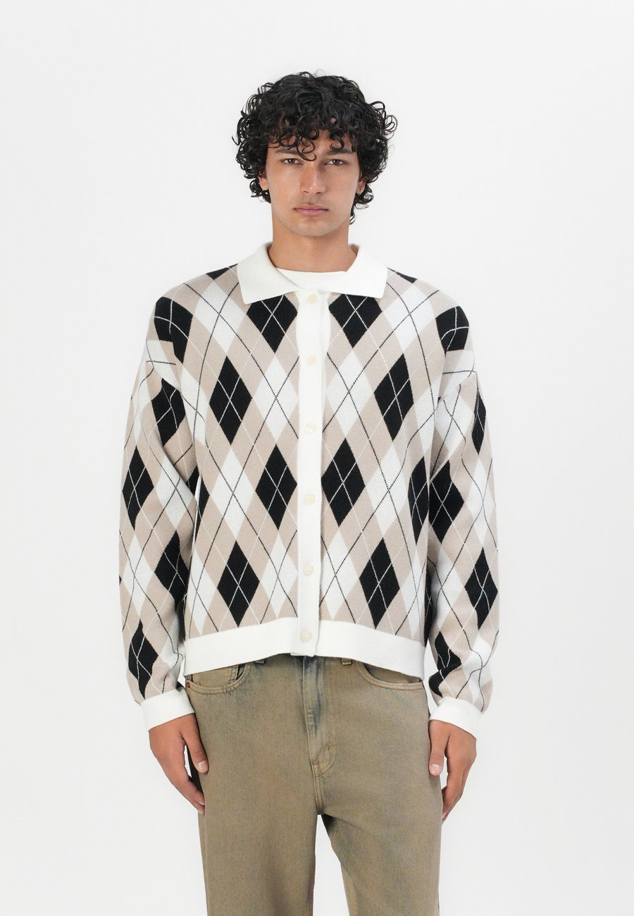 Кардиган Noisy May NMSHYLA ARGYLE CARDIGAN UNISEX, Birch/Black/Off-White
Кардиган Noisy May NMSHYLA ARGYLE CARDIGAN UNISEX, Birch/Black/Off-White