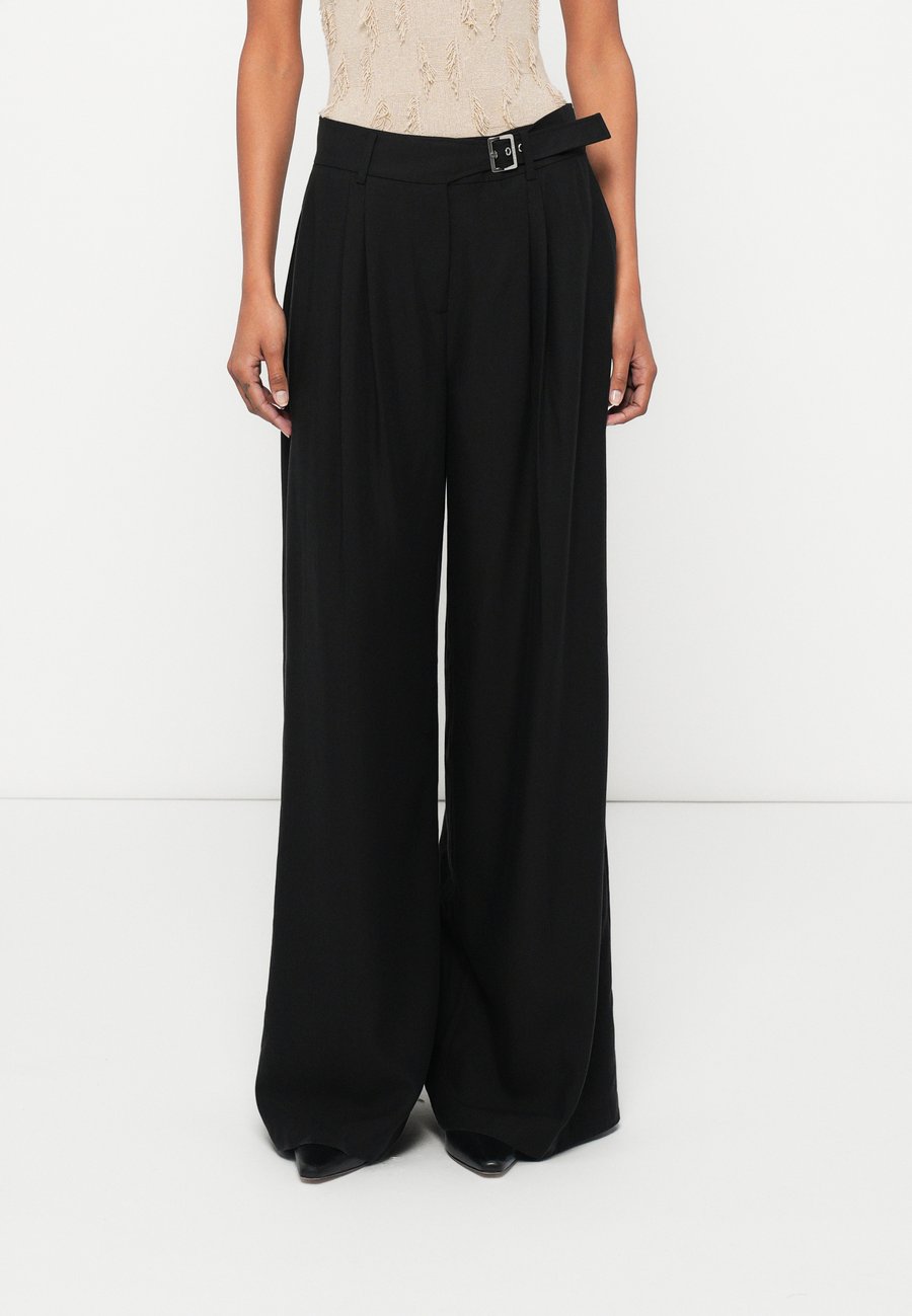 Брюки KARL LAGERFELD BELT DETAIL DAILY PANTS, Black
Брюки KARL LAGERFELD BELT DETAIL DAILY PANTS, Black