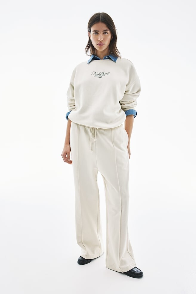 Спортивные брюки со складками на ногах H&M, бежевый
Спортивные брюки со складками на ногах H&M, бежевый