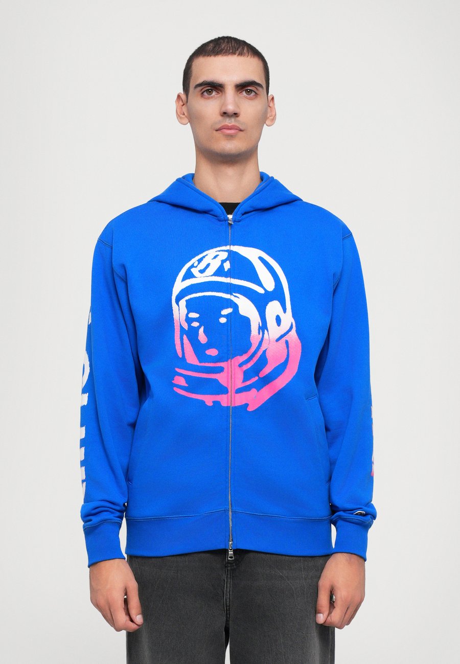 Толстовка Billionaire Boys Club ODYSSEY SPRAYER PRINTED ZIP THROUGH HOOD, Blue
Толстовка Billionaire Boys Club ODYSSEY SPRAYER PRINTED ZIP THROUGH HOOD, Blue