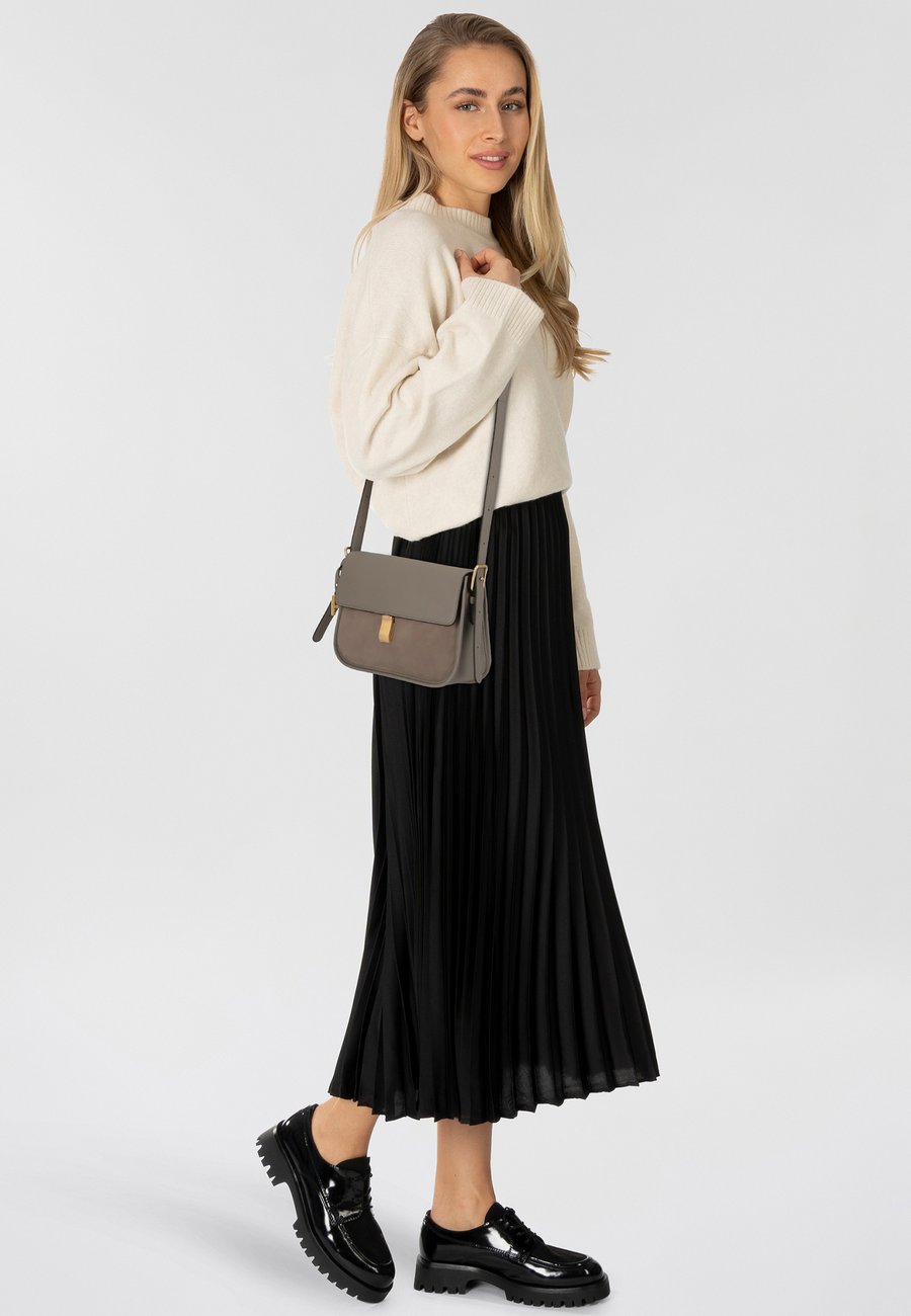 Сумка кросс-боди Picard BELLAIR UMHÄNGE 26 CM, Gravel/Light Brown
Сумка кросс-боди Picard BELLAIR UMHÄNGE 26 CM, Gravel/Light Brown