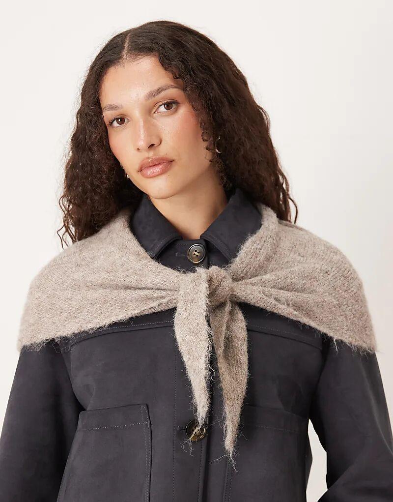 Треугольный вязаный шарф Gina Tricot бежевого меланжа
Треугольный вязаный шарф Gina Tricot бежевого меланжа