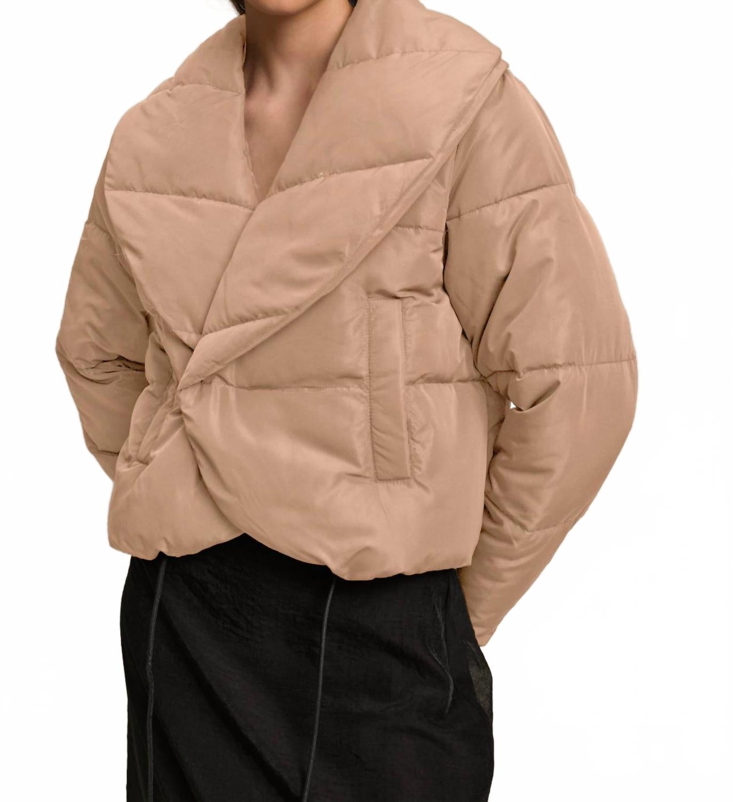 DELUC Пуховая куртка Gregory карамельного цвета
DELUC Пуховая куртка Gregory карамельного цвета