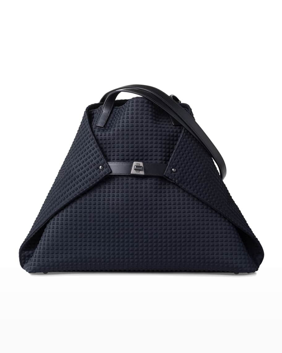 Сумка на плечо Ai среднего размера из технической ткани Akris
Сумка на плечо Ai среднего размера из технической ткани Akris