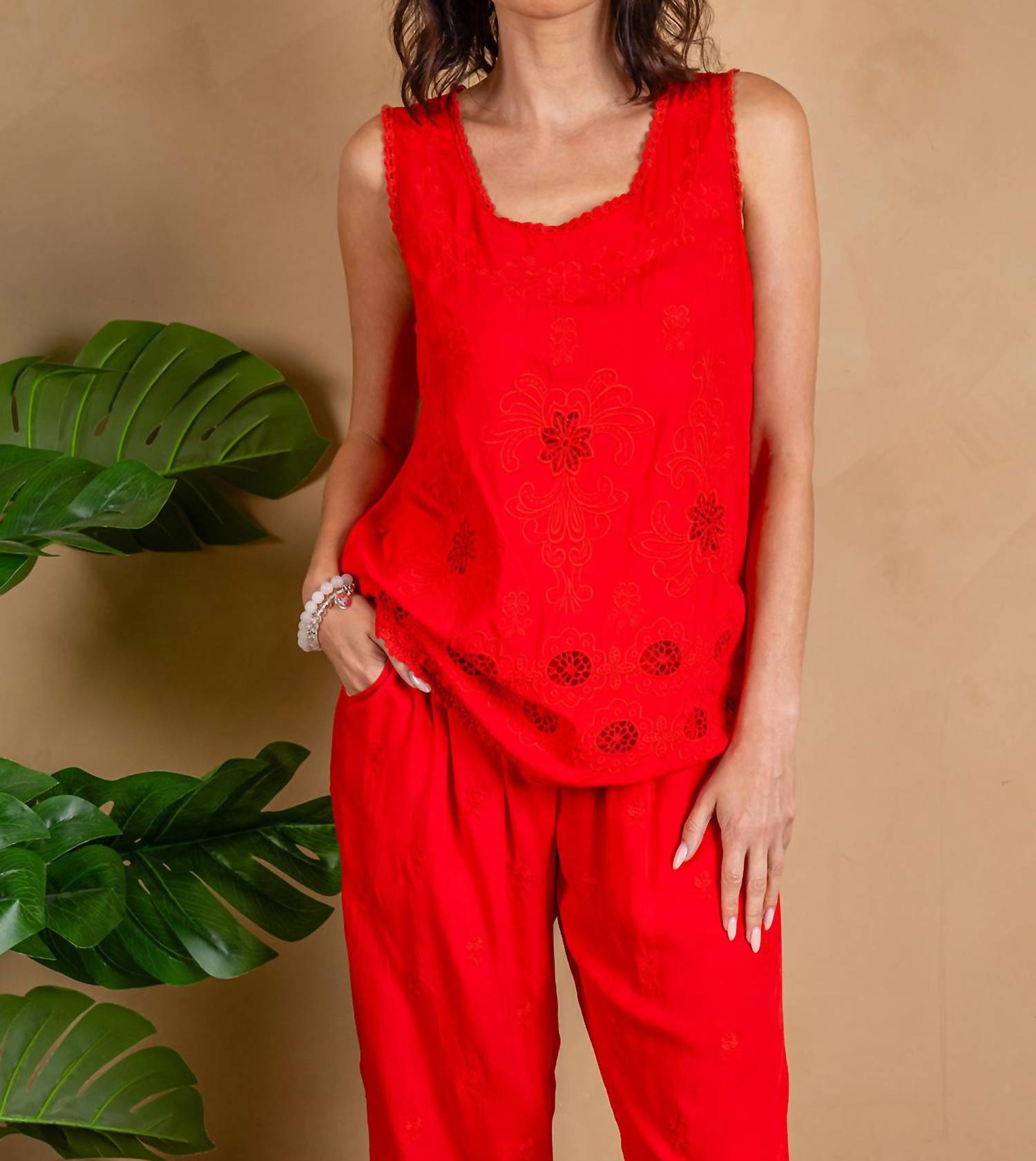 Вискозный топ красный PAPARAZZI
Вискозный топ красный PAPARAZZI