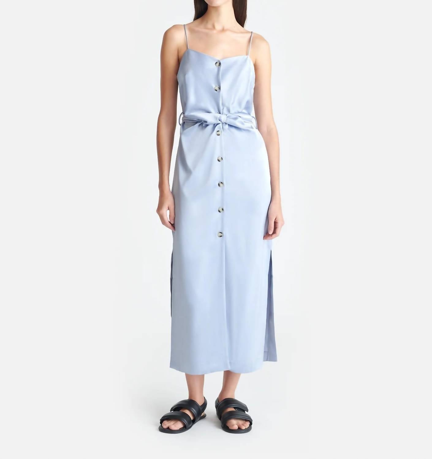 Женское платье миди из атласного саяна в голубом ледяном оттенке с драпировкой Nanushka
Женское платье миди из атласного саяна в голубом ледяном оттенке с драпировкой Nanushka