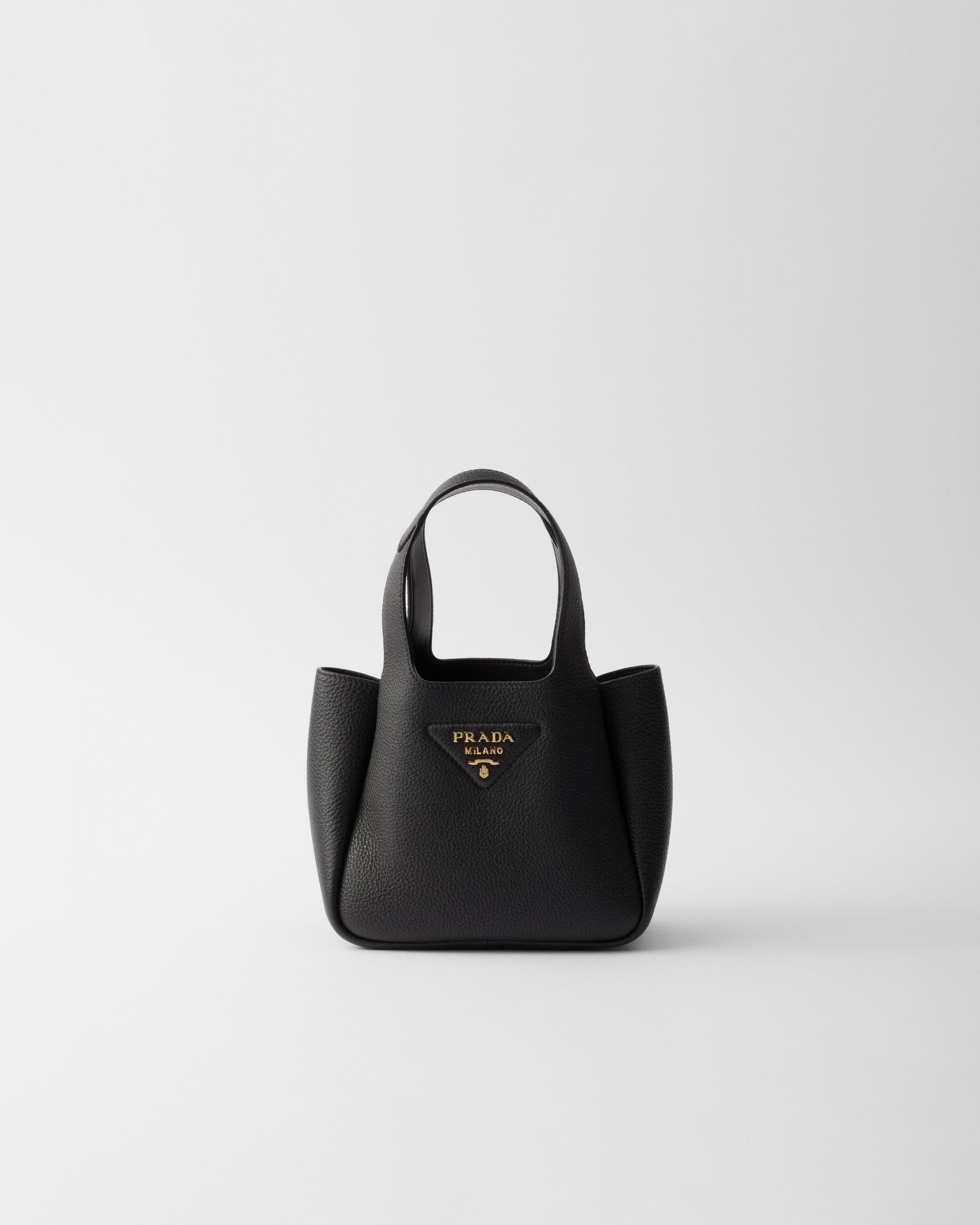 Кожаная мини-сумка Prada, черный
Кожаная мини-сумка Prada, черный