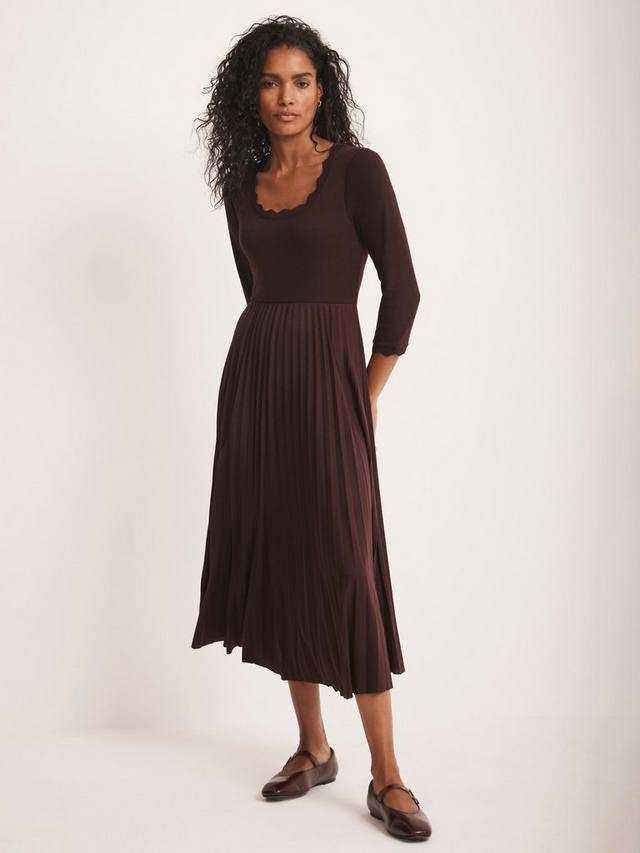 Платье миди с воротником-лодочкой и плиссированной отделкой Mint Velvet
Платье миди с воротником-лодочкой и плиссированной отделкой Mint Velvet