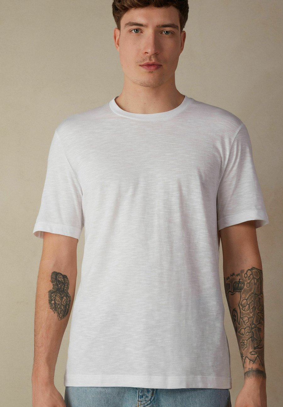 Футболка IUMAN Intimissimi Uomo Basic T-shirt, White, Белый, Футболка IUMAN Intimissimi Uomo Basic T-shirt, White
Футболка IUMAN Intimissimi Uomo Basic T-shirt, White, Белый, Футболка IUMAN Intimissimi Uomo Basic T-shirt, White