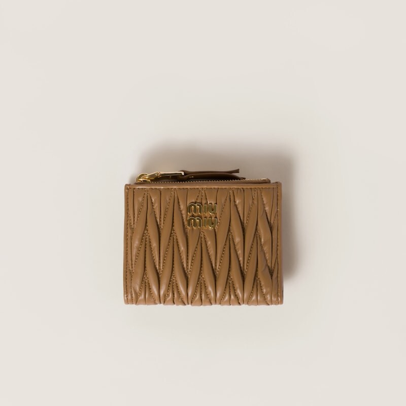 Маленький стеганый кошелек из кожи наппа Miu Miu, коричневый
Маленький стеганый кошелек из кожи наппа Miu Miu, коричневый